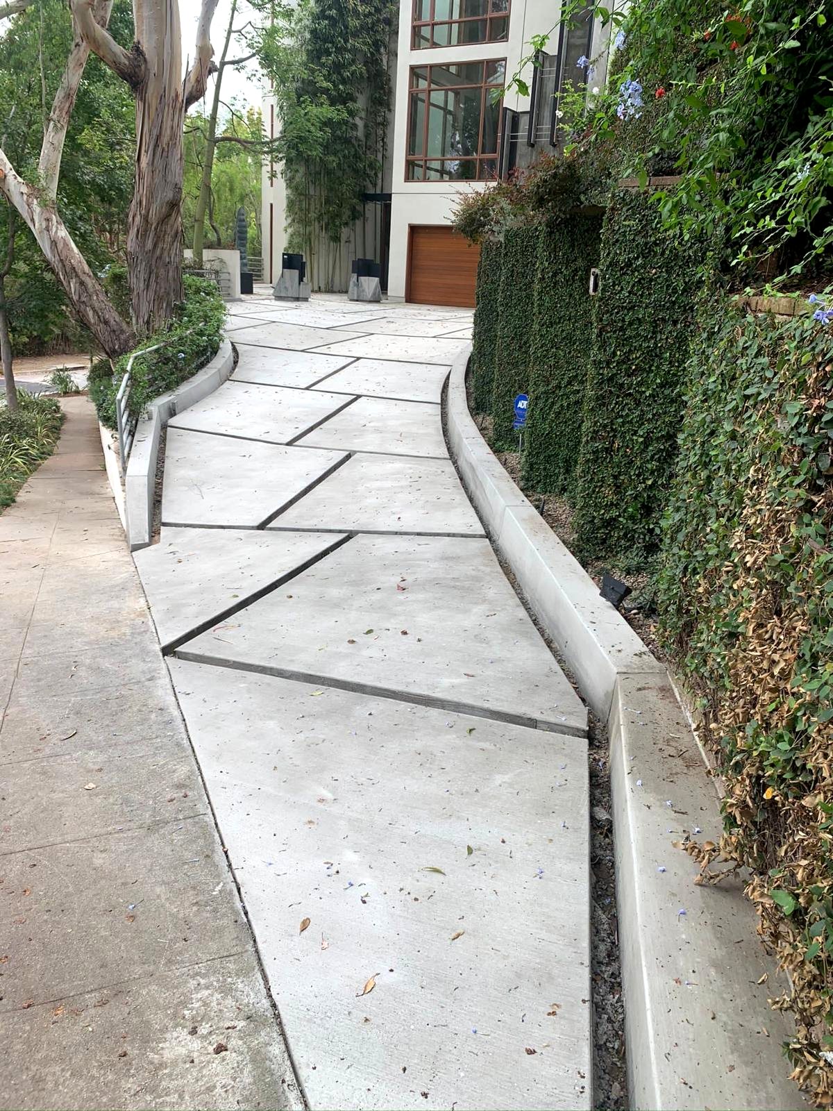 Finished curved decorative concrete walkway — Los Angeles