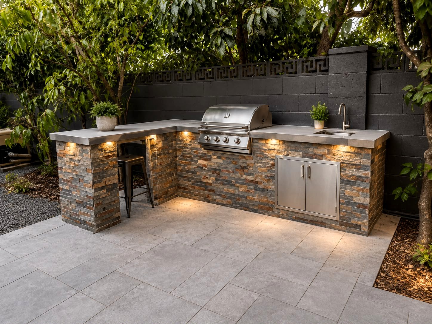 Outdoor kitchen with stone veneer, built-in BBQ grill and sink — Los Angeles